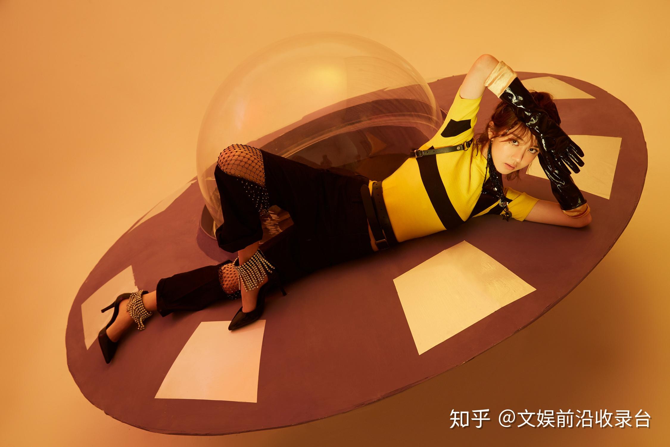 李凯馨变身星际少女演绎宇宙穿梭奇遇记