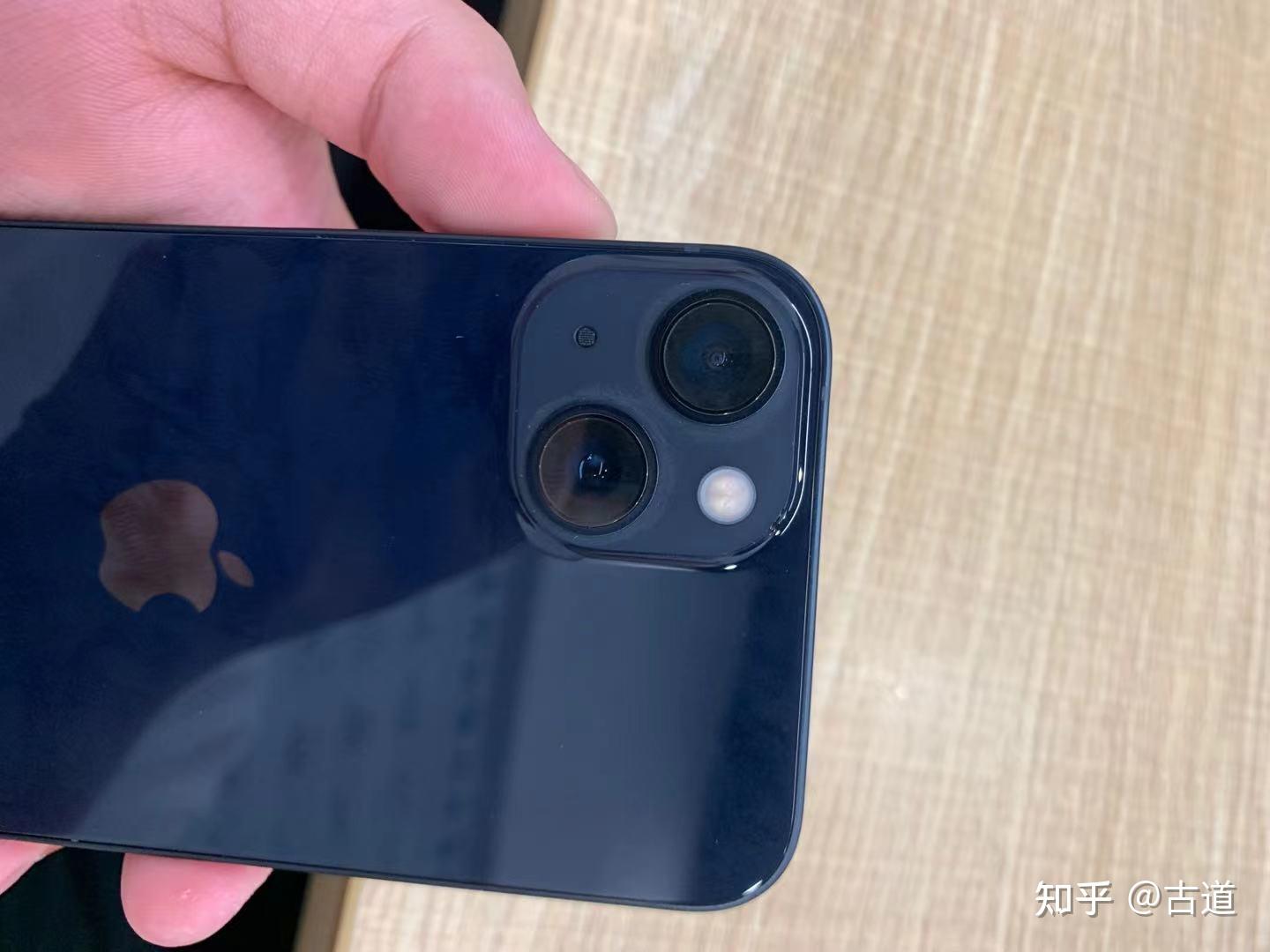 iphone13手机摄像头周围有一圈白色