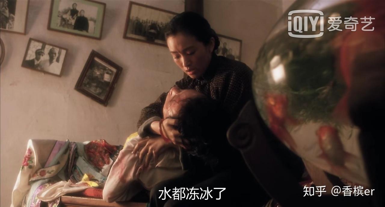 程蝶衣决心戒大烟,痛苦之时,菊仙陪着他,他重复着最初被剁手指,人格第