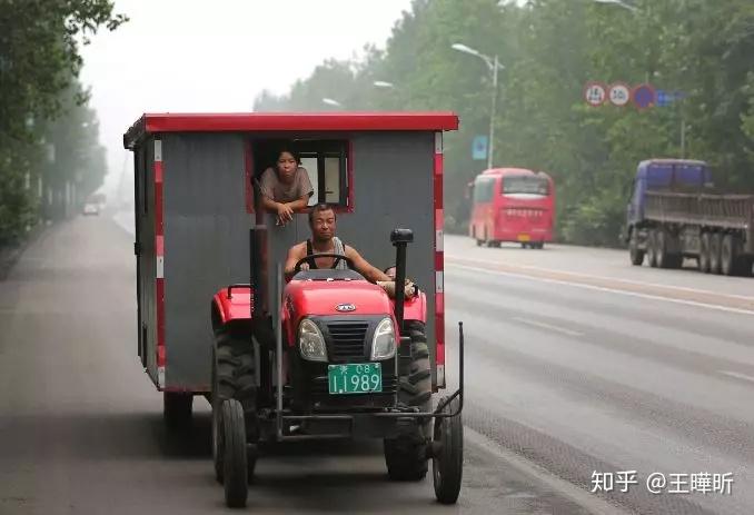 农村爸爸开拖拉机房车带女儿游全国跨越7省全程仅花6000元