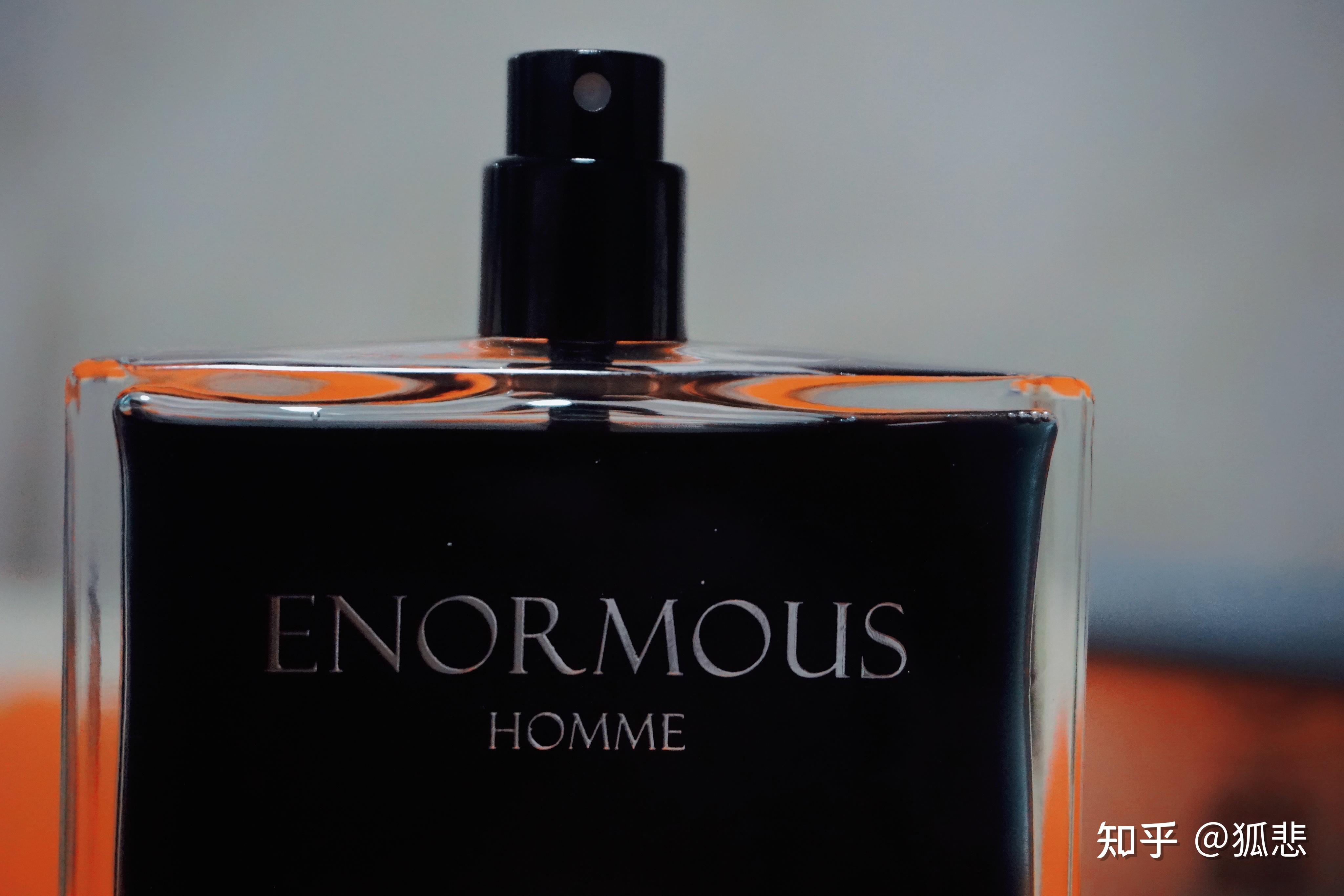 设计大方漂亮很透亮使用的时候摇一摇有种梦幻般的效果黑色部分是香水