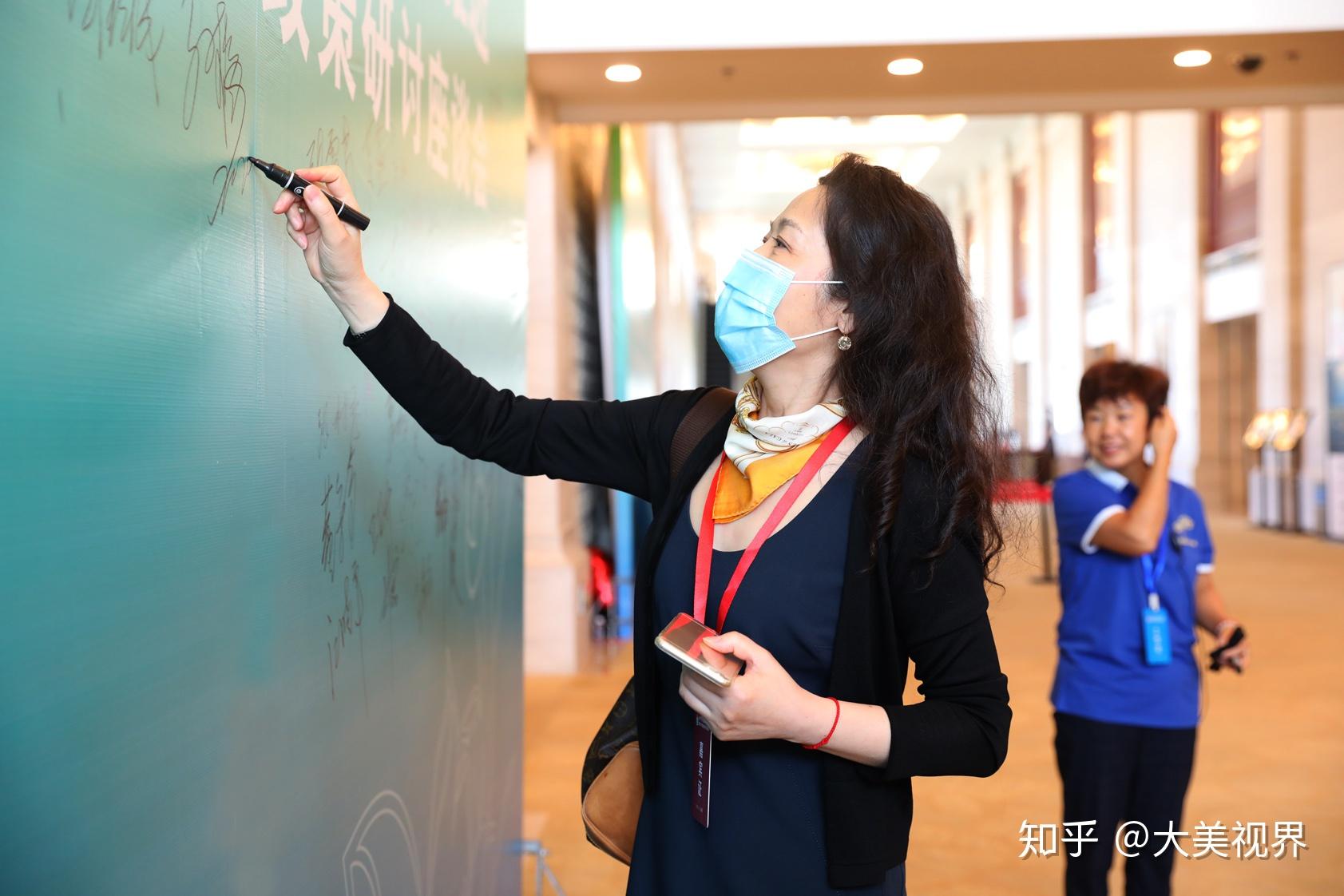 健康中国在行动歌唱家孙静与志愿者们一起唱响我和我的祖国