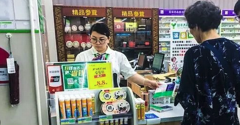 药店「闭店潮」持续，一年净减2.2万家，中小药店加快被淘汰出局，为啥会这样？对普通人买药影响大吗？