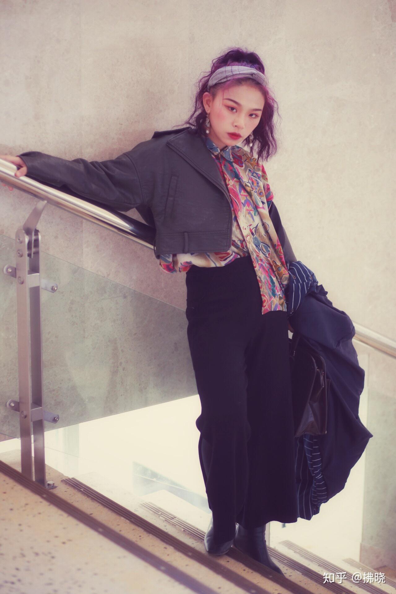 女生拍照哪些姿势才会显得拍照比较酷酷的感觉呢