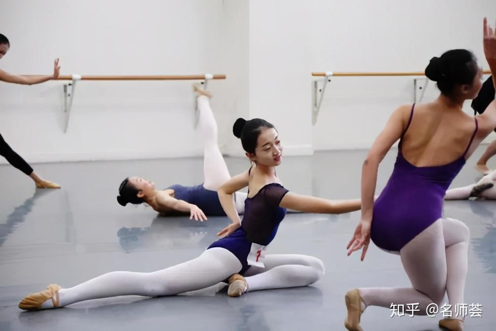 如何成为美术艺考生 v2-ee87bccdf83674232001ad9f6cca7814_r.jpg