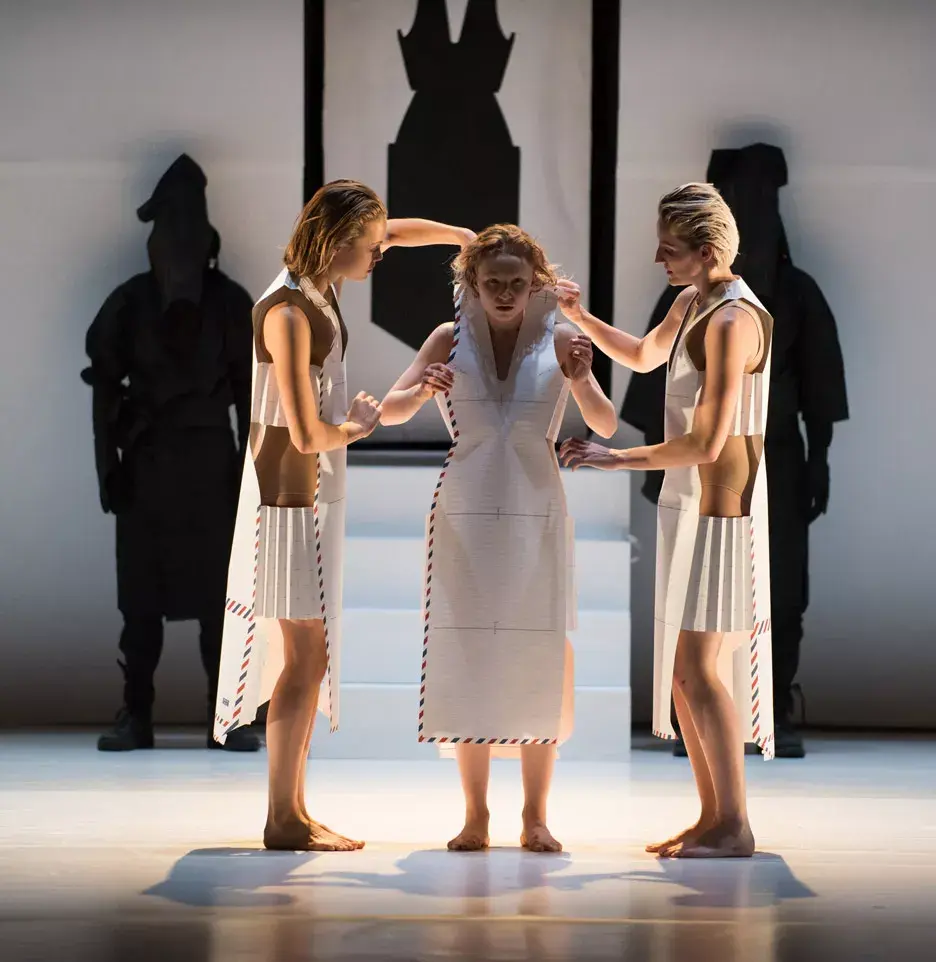 ak展讯 | 魔都天花板级别时尚大展:《侯赛因·卡拉扬:群岛》