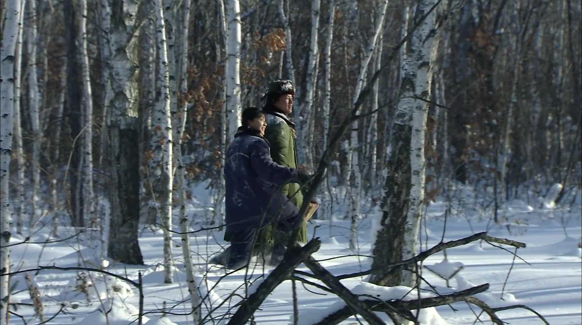 周萍和赵天亮在雪地散步谈心觉得人生无比美好