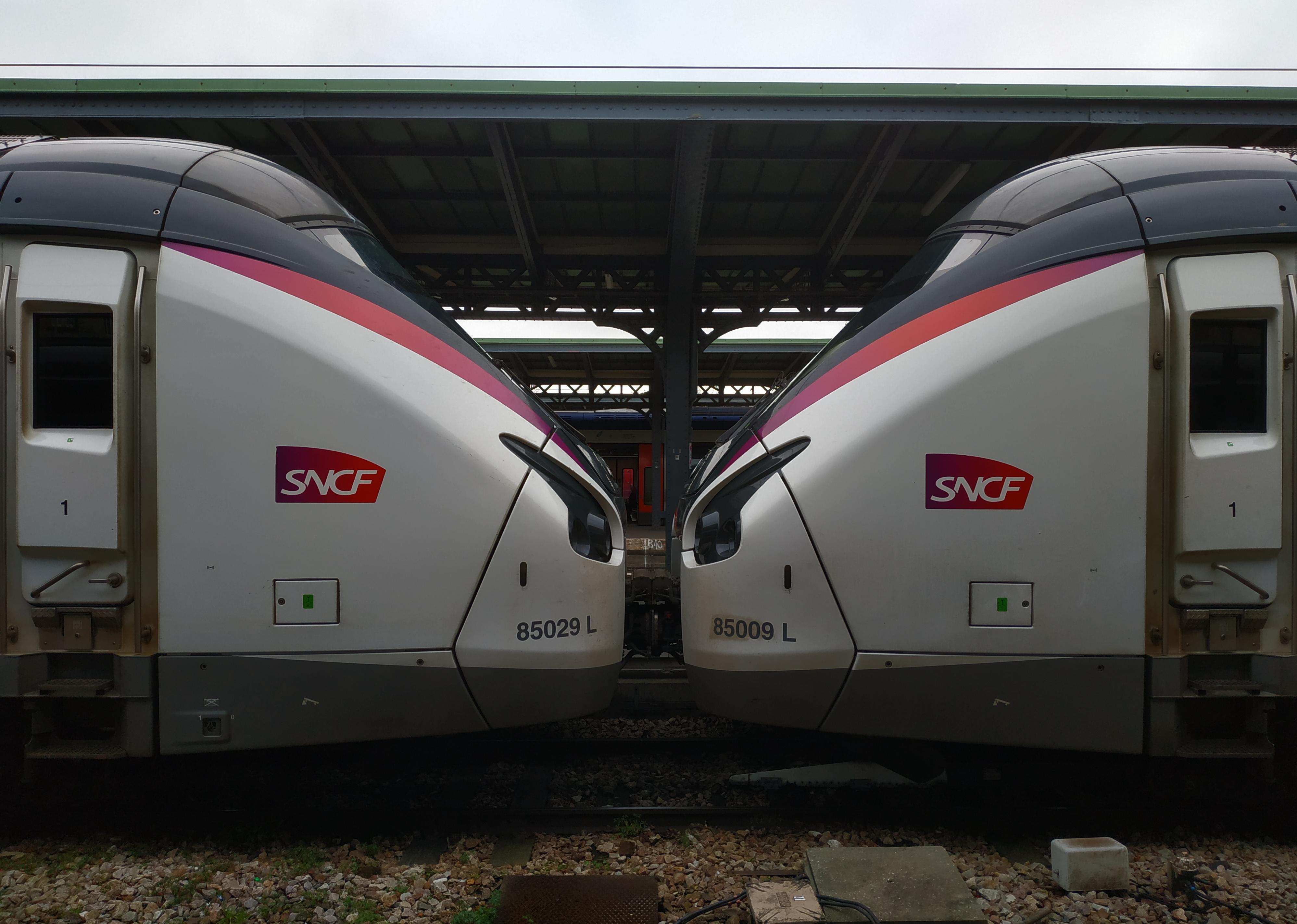 在非电气化区段运行的法国国家铁路"régiolis"内燃-电力双模式动车组