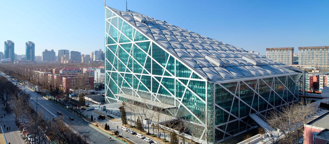 封闭式建筑的设计,消防设计是不可回避的问题.