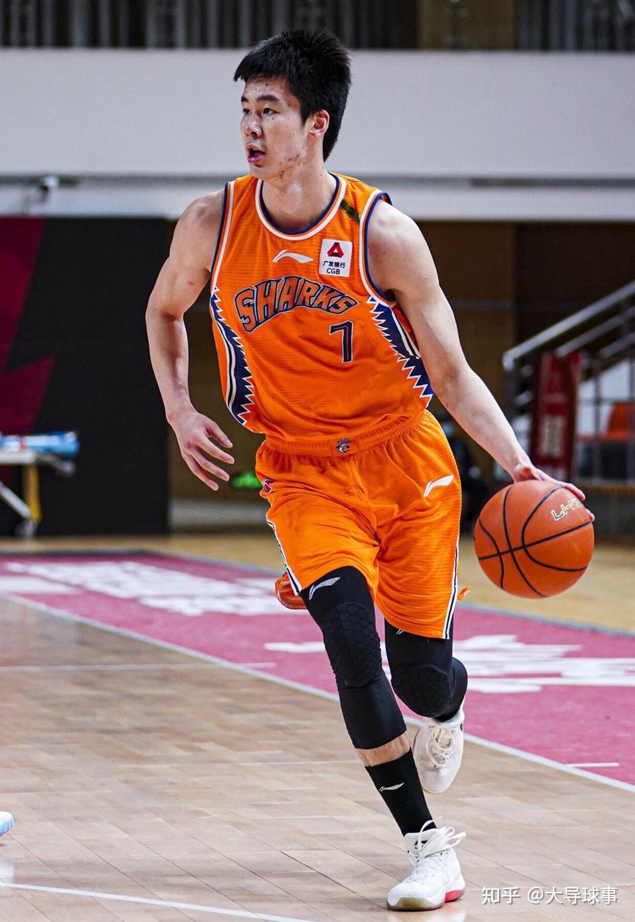 如何评价上海男篮球员郭昊文2122赛季的表现