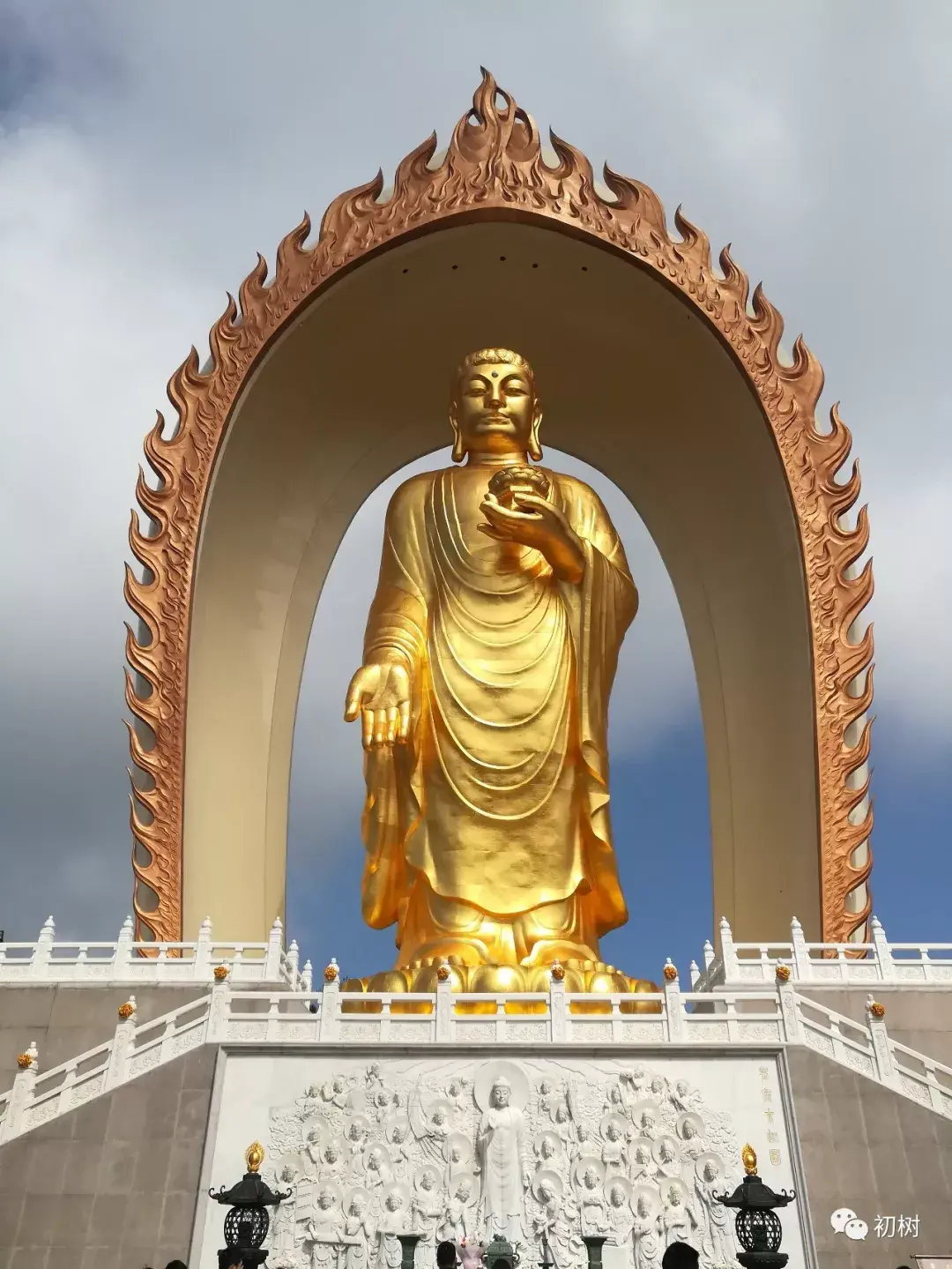 海光中化佛无数亿化菩萨众亦无边四十八愿度众生九品咸令登彼岸南无