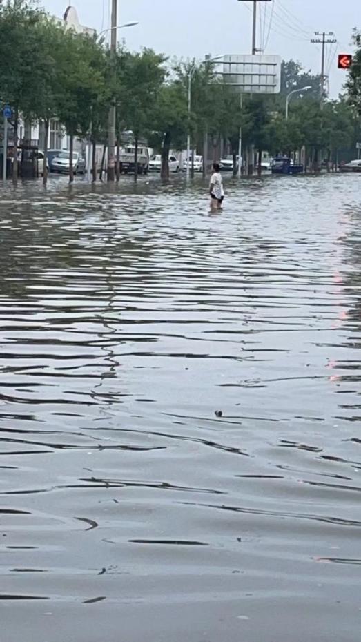 濮阳暴雨袭城多数居民汽车被淹家具泡水