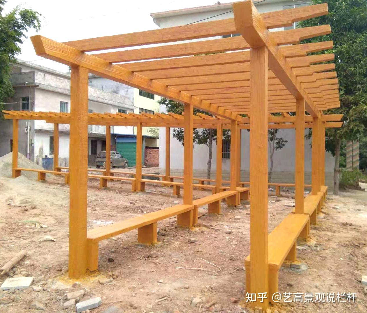 是以钢筋混凝土为主要原料添加其它轻骨材料凝合而成制作的仿木花架吧