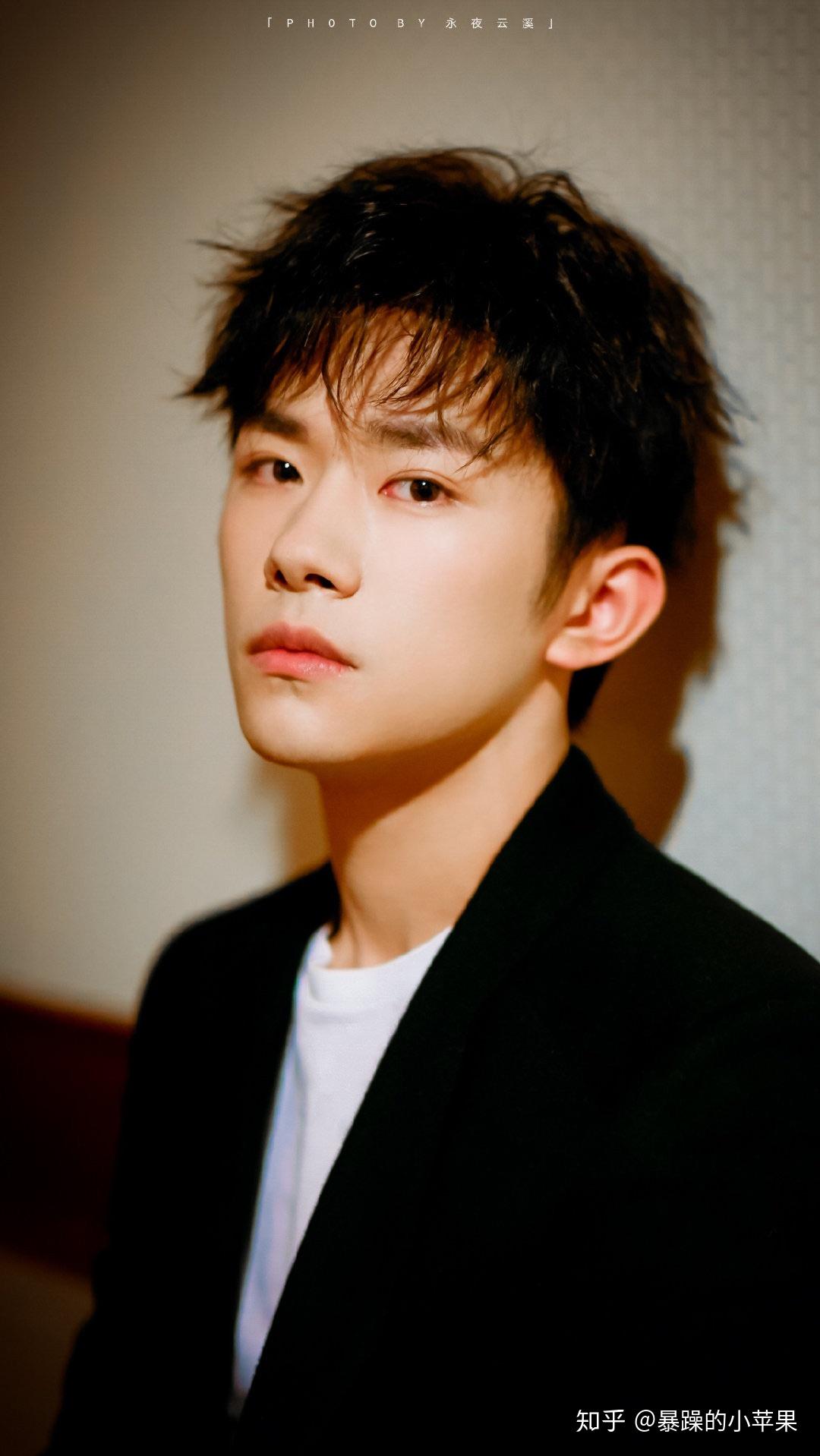 易烊千玺爸爸的爸叫什么 v2-ef203e548449eb804fae394f1705eaac_r.jpg