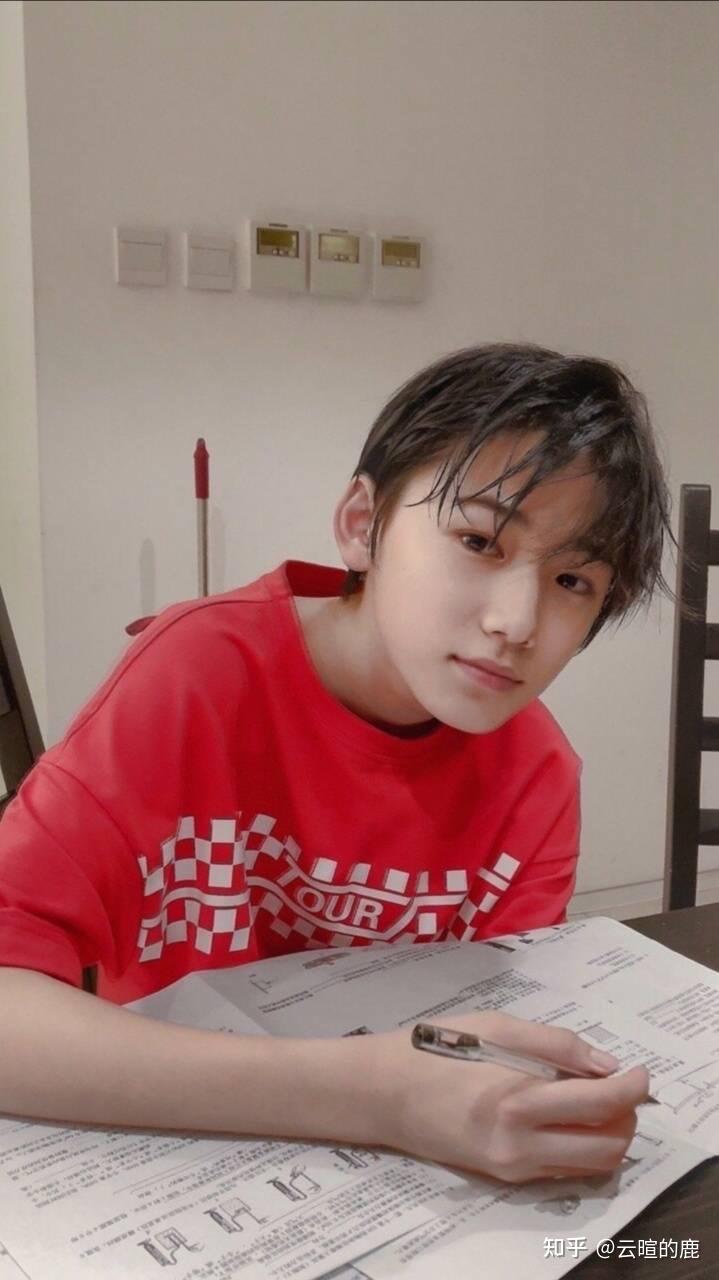 有没有宋亚轩学习时的照片想打印出来激励自己