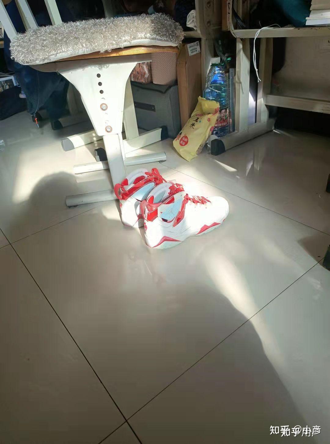 你们上学时有没有被同学扒过鞋我同桌经常上课时把后桌的鞋给扒了后桌