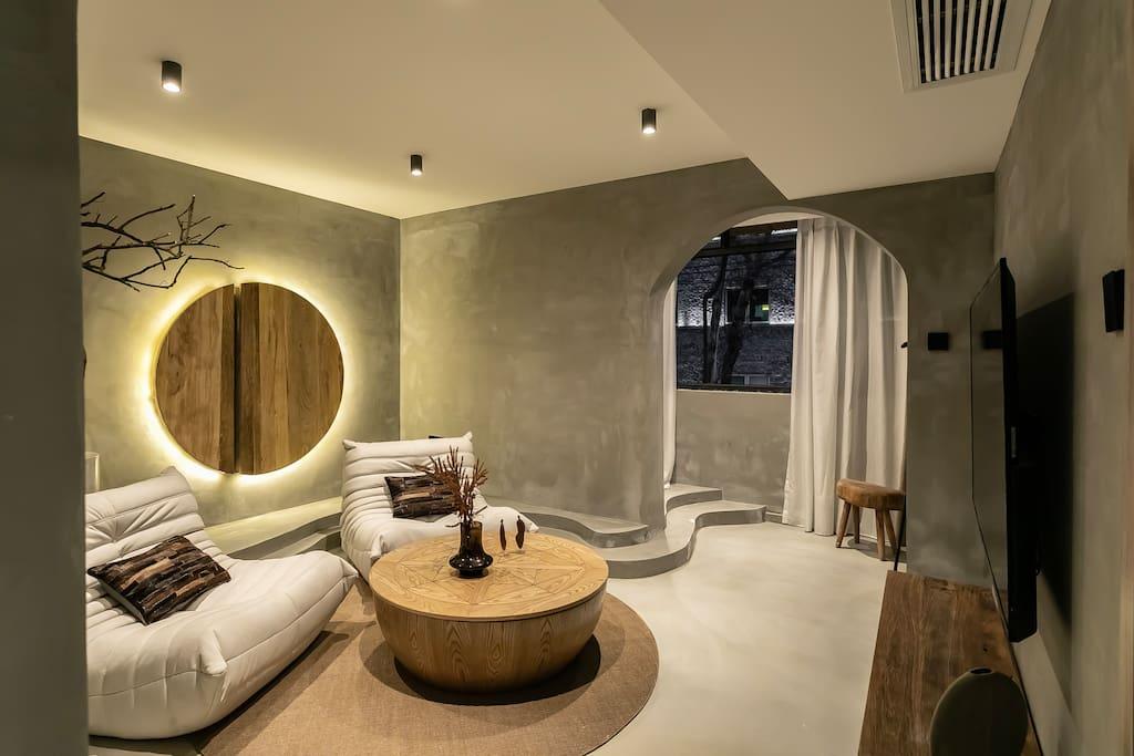 这家民宿的整体风格是那种半装修风格,它的墙壁是水泥颜色,不是那种