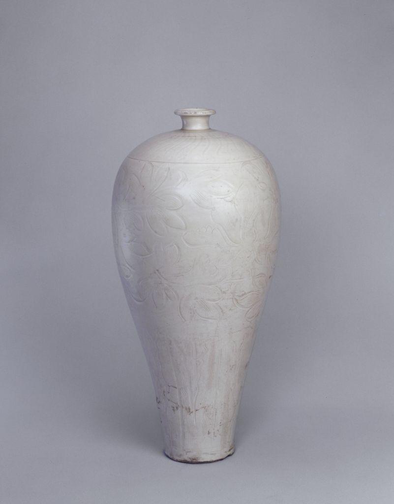 博物馆里的瓷器史”26宋•定窑白釉刻花梅瓶（故宫博物院藏） - 知乎