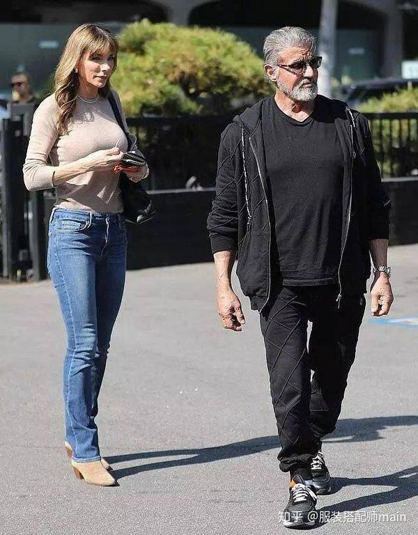 史泰龙老当益壮,肌肉壮硕撑满t恤,小22岁妻子穿露脐装秀小蛮腰