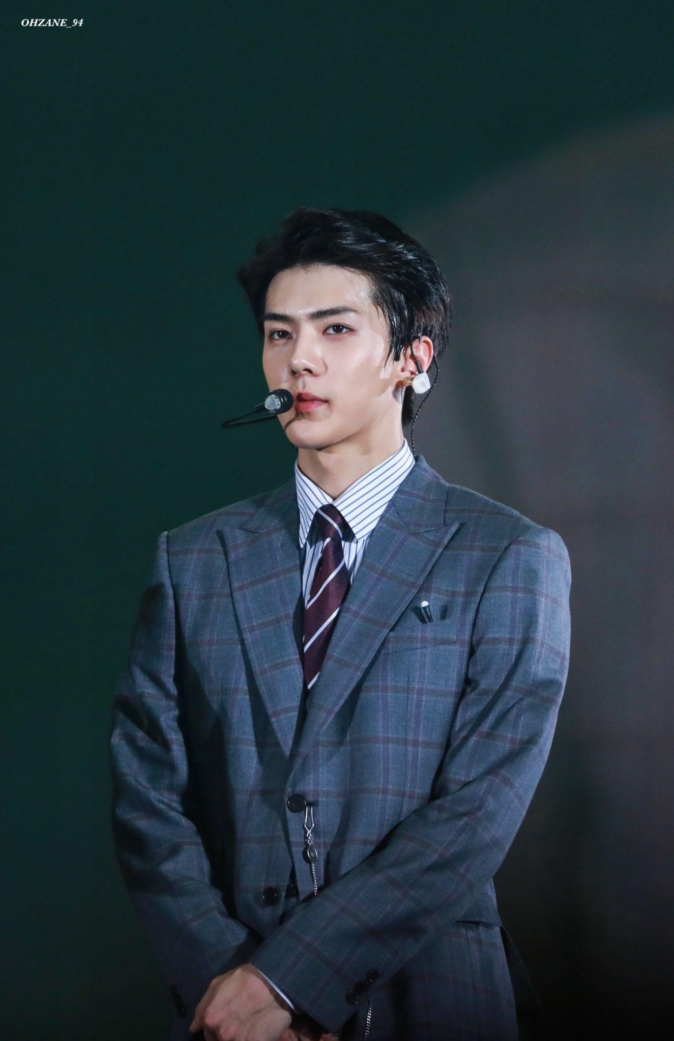 姐妹们有没有一些exo四巡的图片呐四巡的西装实在是太绝了