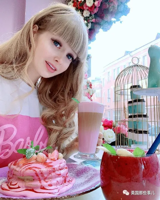 除了外表像,的确,angelica确实被称为"最像芭比的人",看着angelica的