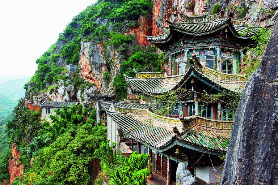 高耸九天的御玺峰,跃上云头的海豹峰等奇峰构成天华山的云天景观