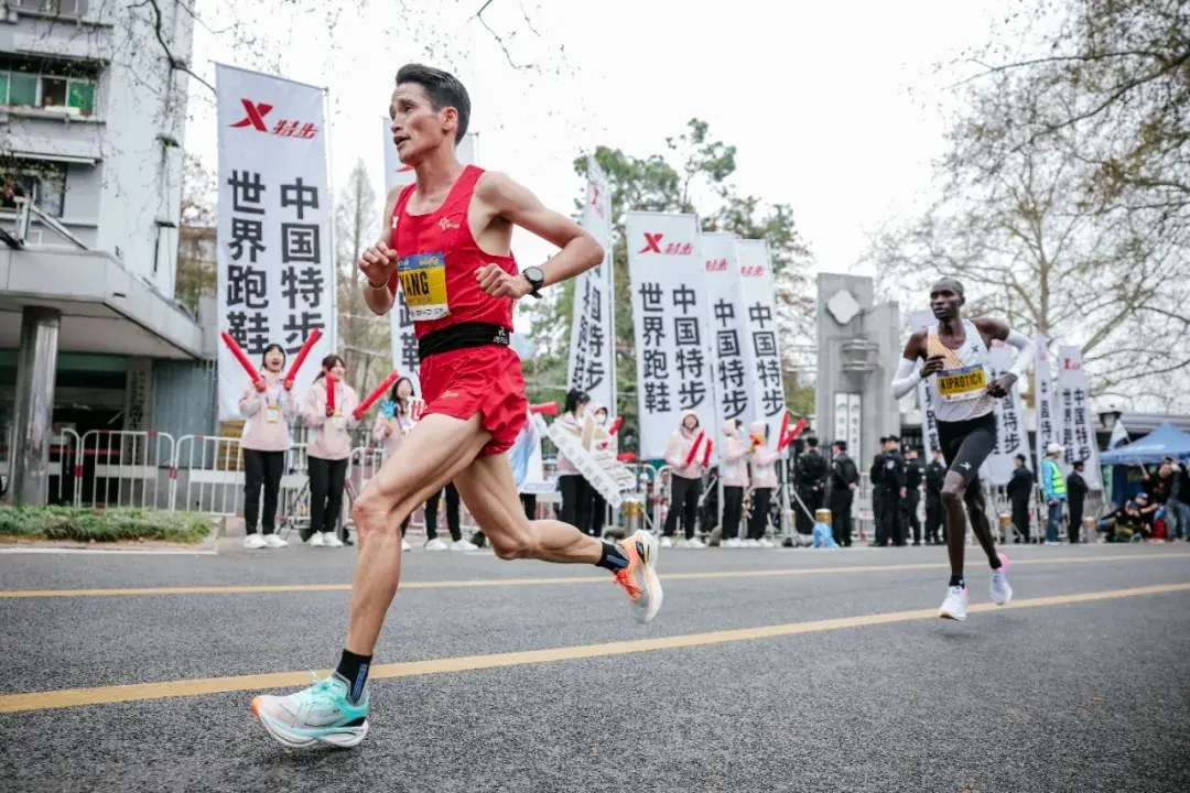 20657何杰再破中国马拉松纪录