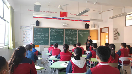 什么叫做特色学校 v2-efb0a22bc171ca80a769bfb6fd3ea4f0_r.jpg