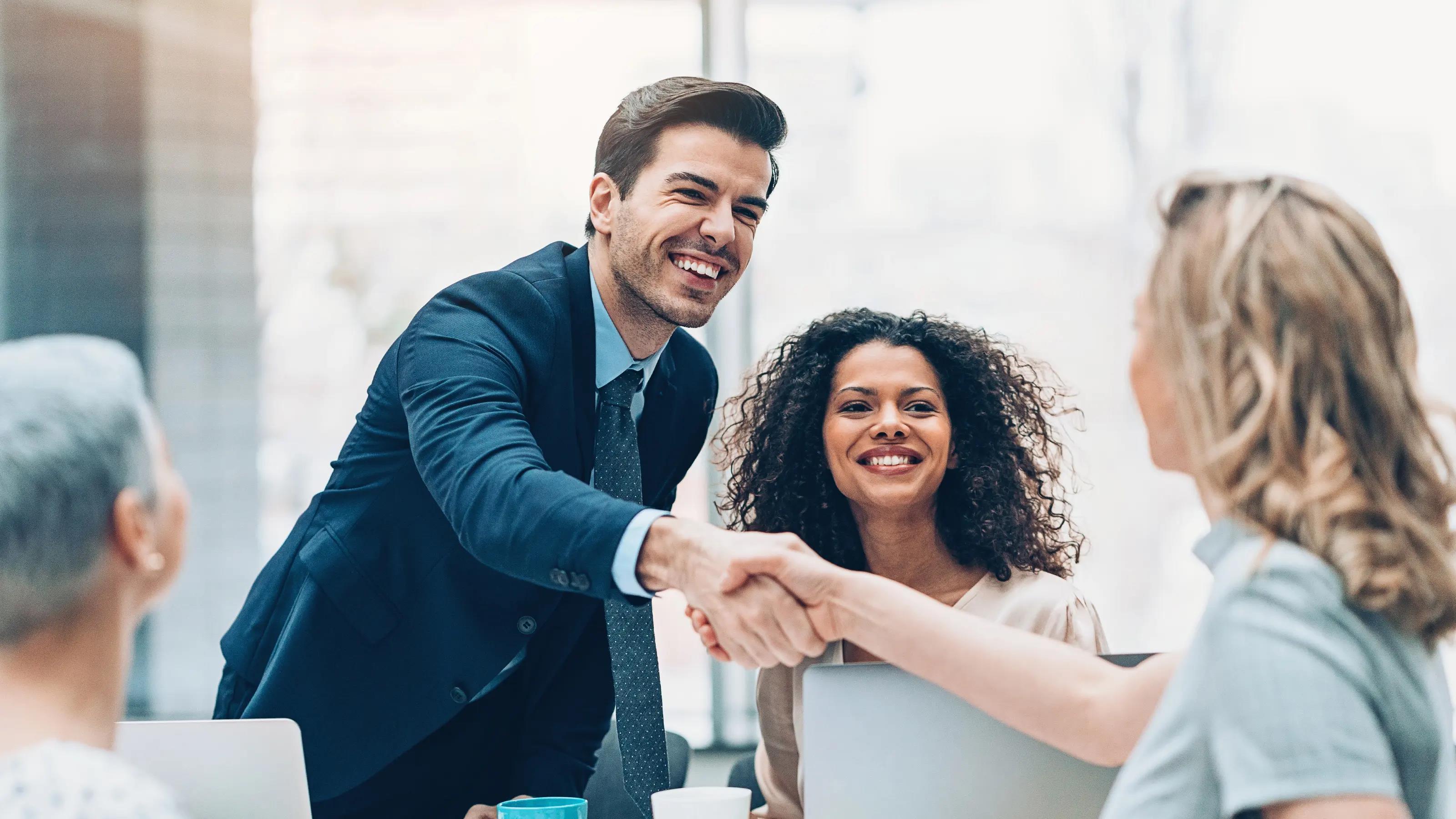 在一场完整的沟通当中,声音语言往往只占30%,剩下的70%都为肢体语言.