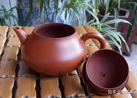 如何分辨紫砂壶真假 v2-efe0fe9a21e4d8c1501a7955589b2a5f_r.jpg