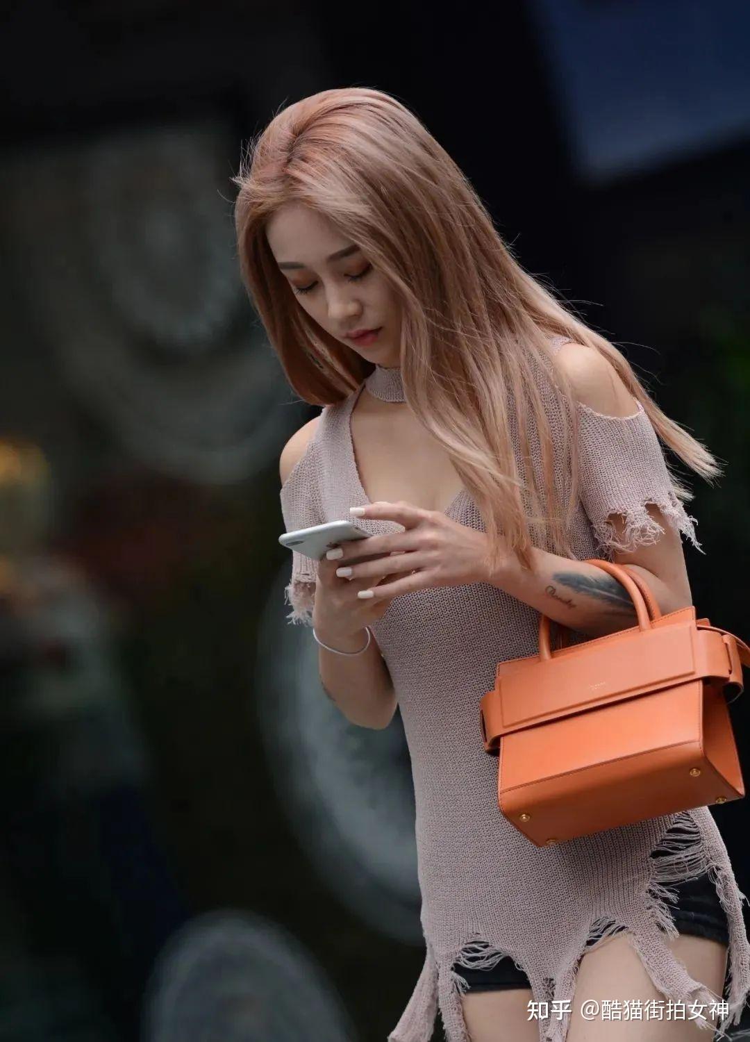 街拍女神个性针织衫黑色热裤的时尚女生