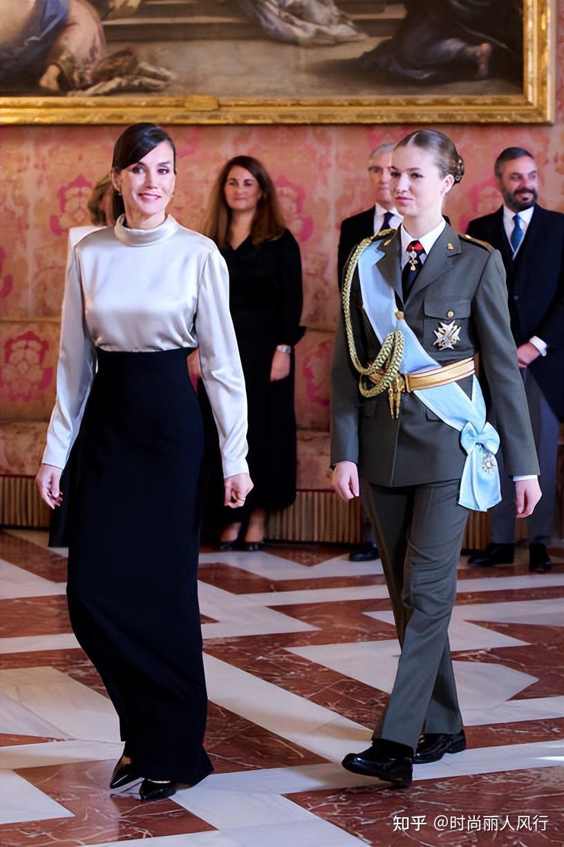 西班牙王室出席新年阅兵式18岁莱昂诺尔军装太飒莱后斗篷好美