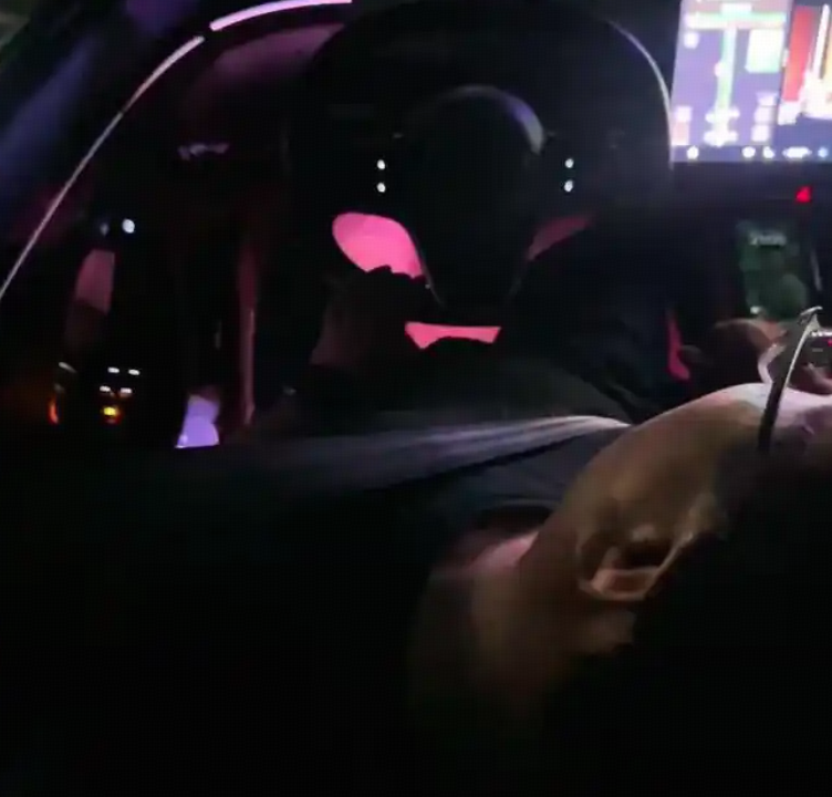 网友称顺风车司机高速开智驾后躺卧睡觉打呼噜，滴滴回应不许用智驾但顺风车无法监控，平台存在失职吗？