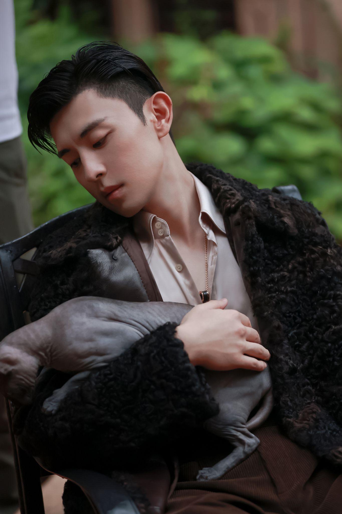 如何评价邓伦登时尚先生2021年银十刊封面及相关采访等