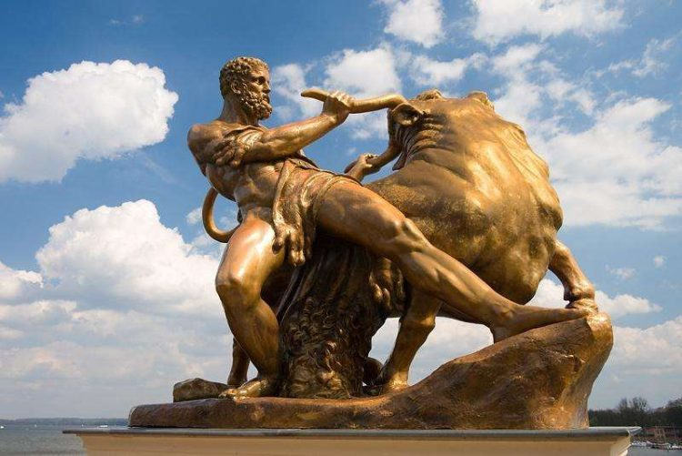 赫拉克勒斯用自己无与伦比的力量,抓住了疯牛的牛角,然后一屁股坐在了