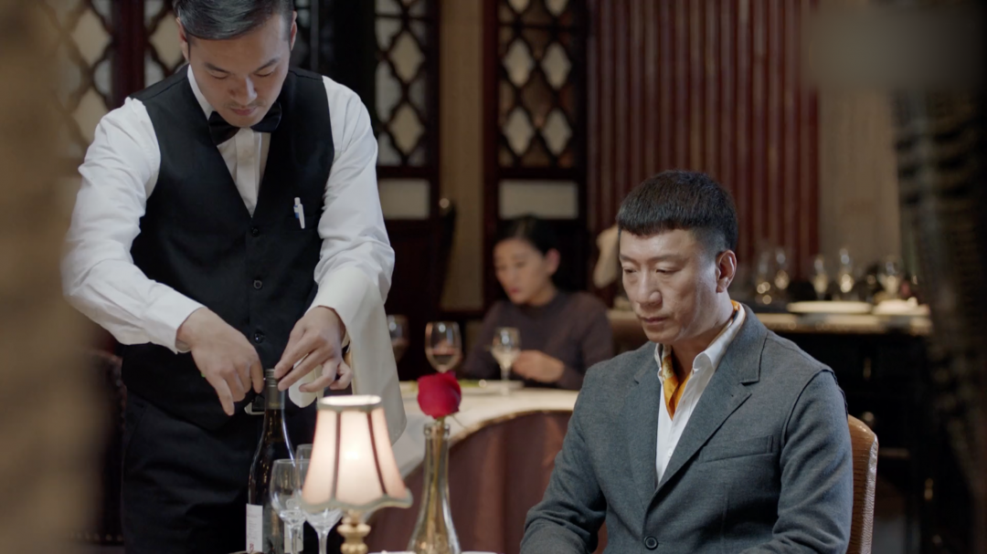 在开启澳大利亚的paradigm hill shiraz cols block时,侍酒师竟然用