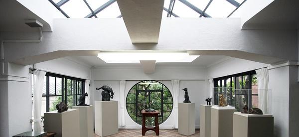 朝仓雕塑馆是展示雕塑家朝仓文夫作品的美术馆.