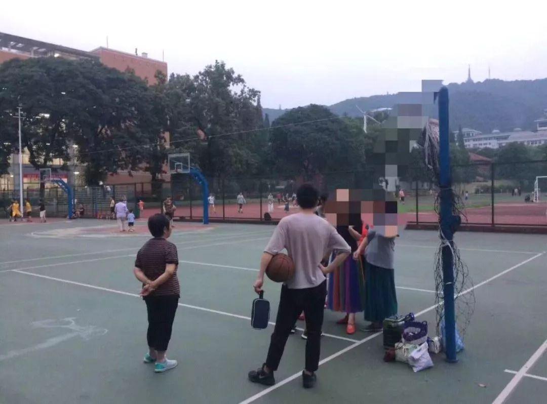 广场舞大妈把孩子们的篮球场给侵占了|篮球场|广场舞大妈|孩子_新浪新闻