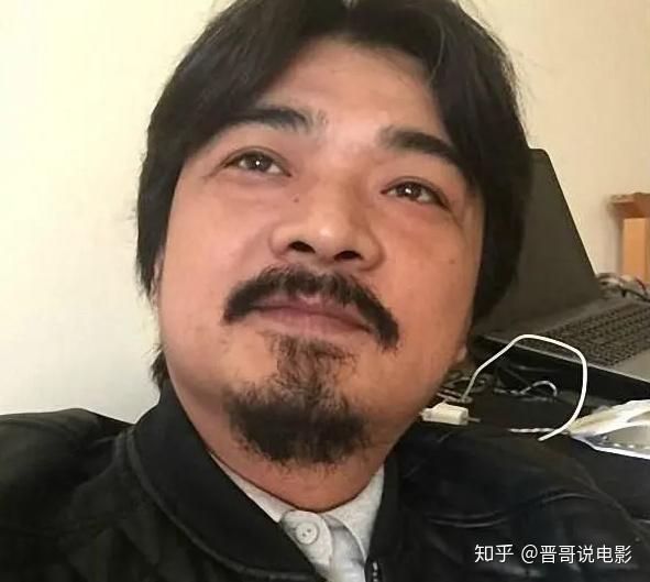 有时候黄翀还会在网上上传视频,其中有一段是他的独舞,伴随着老歌