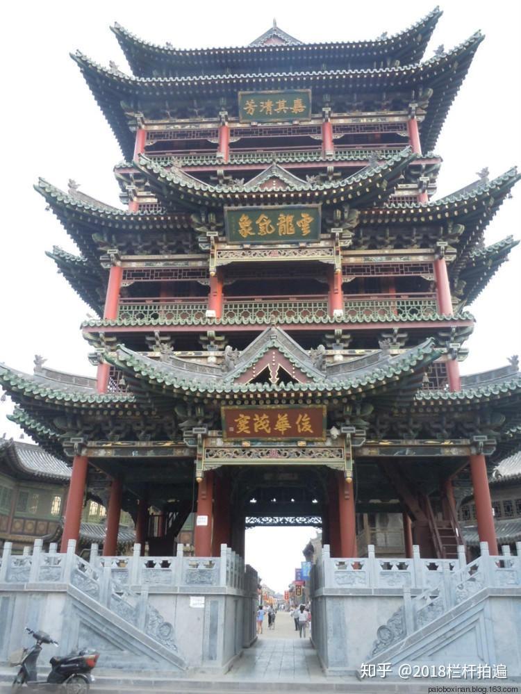 下图, 这是天下第一楼的南面,匾额自上而下为:五层匾额:"煙霞天成"