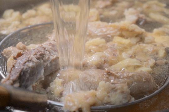 一口大锅,一锅牛骨汤,就那样简单的上七下八,就能把火锅吃出不同的