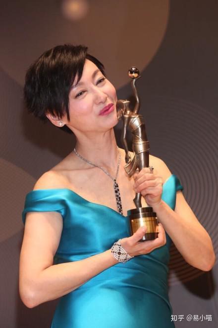 惠英红的传奇人生3岁乞讨22岁封影后自杀未遂获影视大满贯