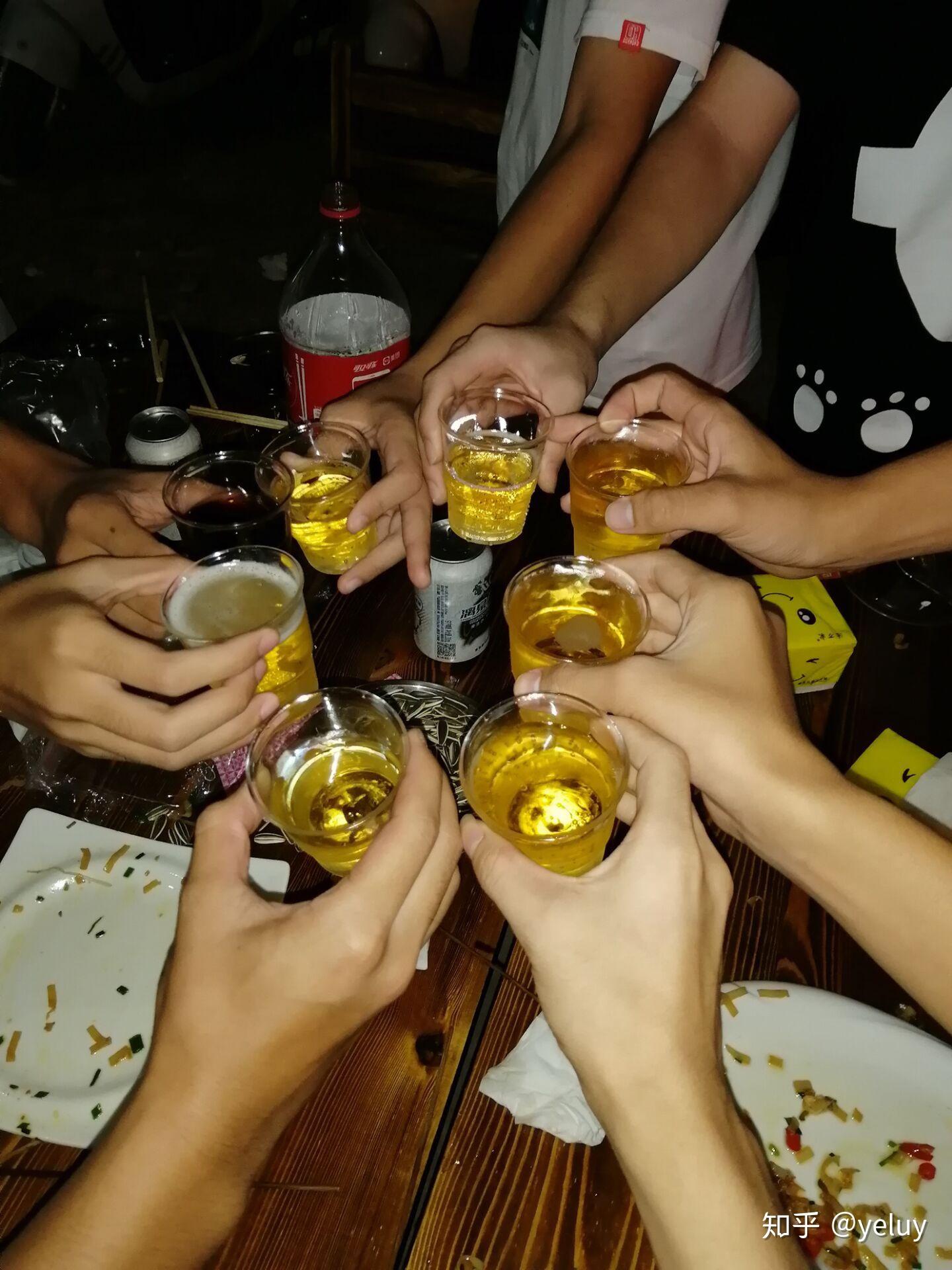 为什么成年人应酬或者与朋友亲戚聚会要喝酒虽然小酒怡情但是一般都喝