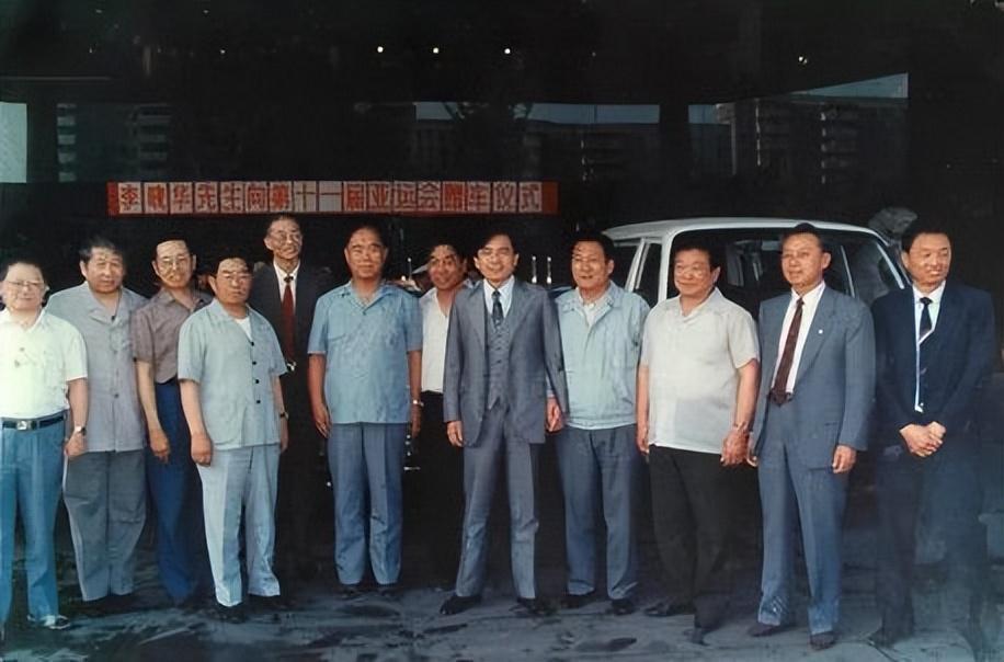 据资料显示,早在1992年的时候,李晓华就一次性捐款200万在北京平谷