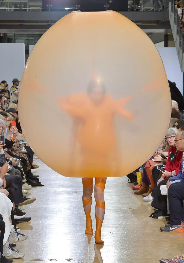 为什么时装品牌和设计师会想出奇怪的服装这些衣服可能没人会买或穿