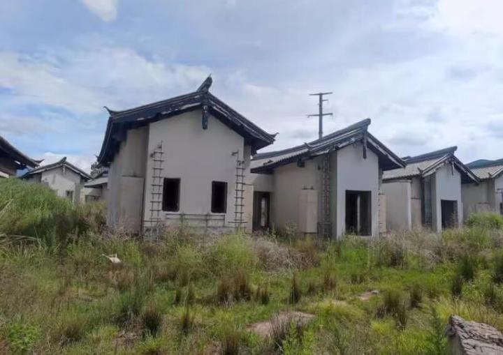 丽江瑞吉酒店14年未建成,投资人丧子又破产,烂尾楼遭变卖