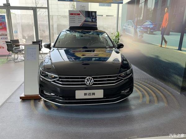 到店实拍2020款大众迈腾!黑色涂装气场足,配1.4t/2.0t 膝部气囊