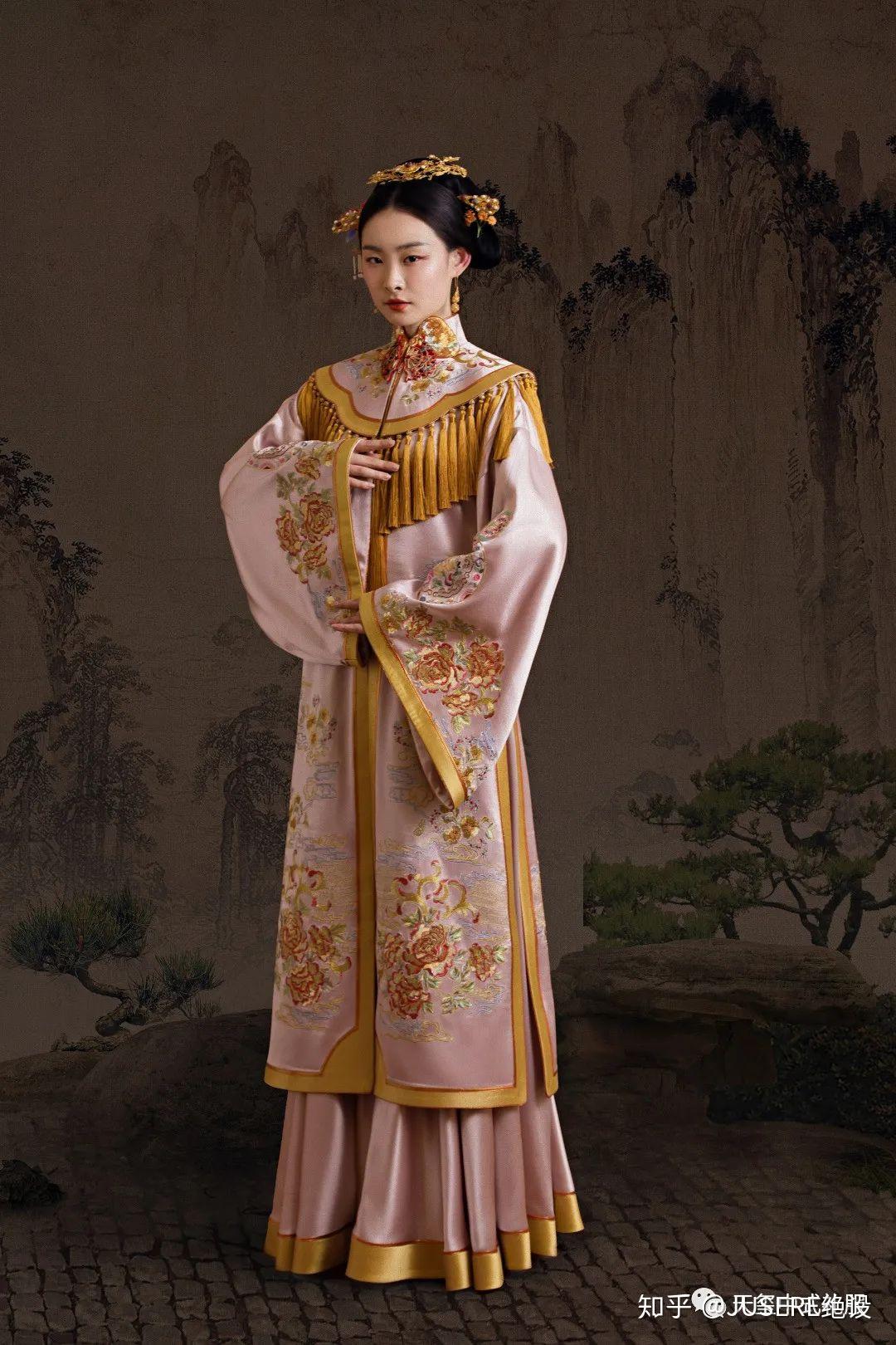 天玺匠心中式礼服中的云肩之美