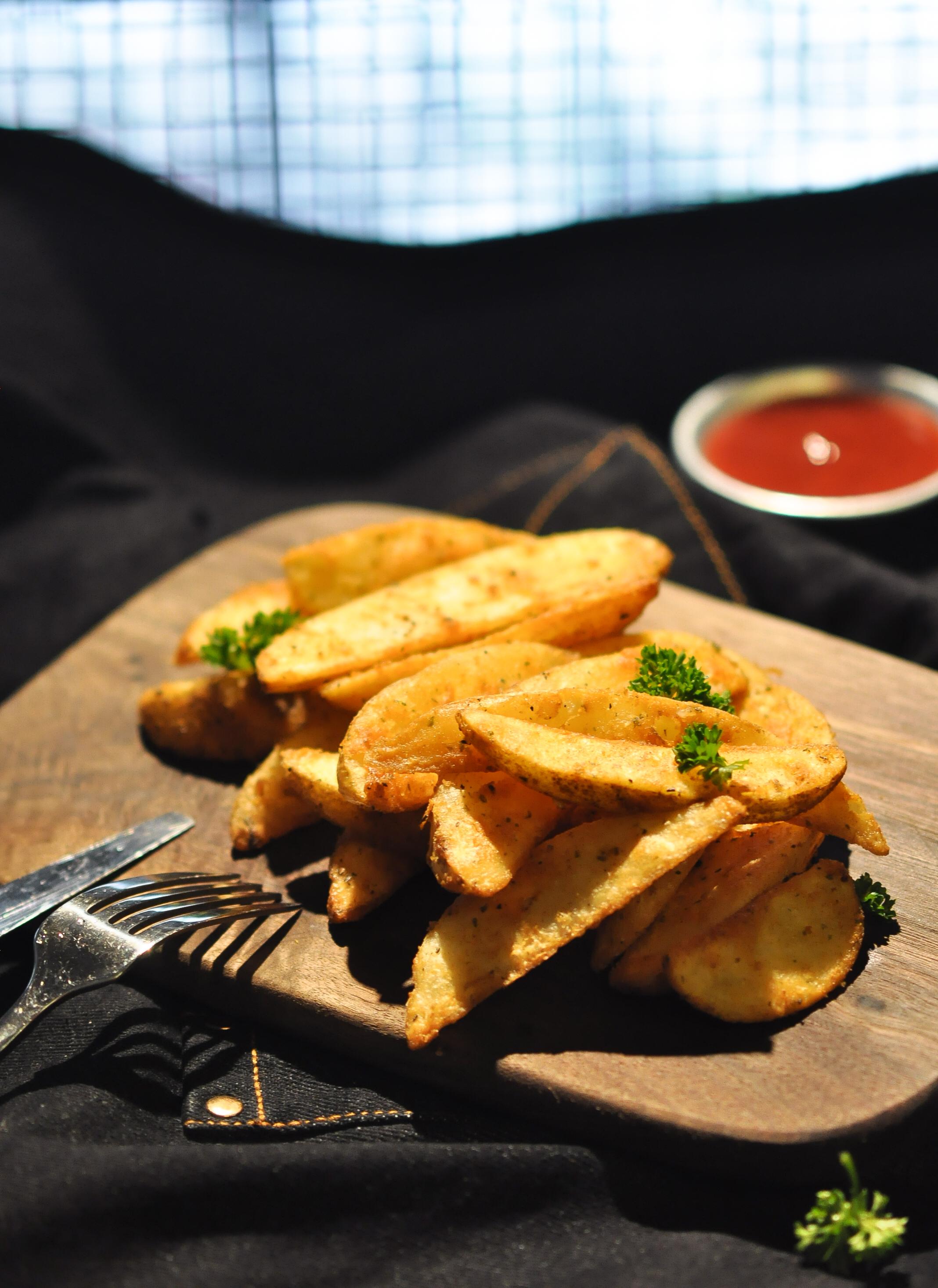 都吃了个遍,他们不断地学习,同时也在不断地尝试,一道简单的炸薯角,都