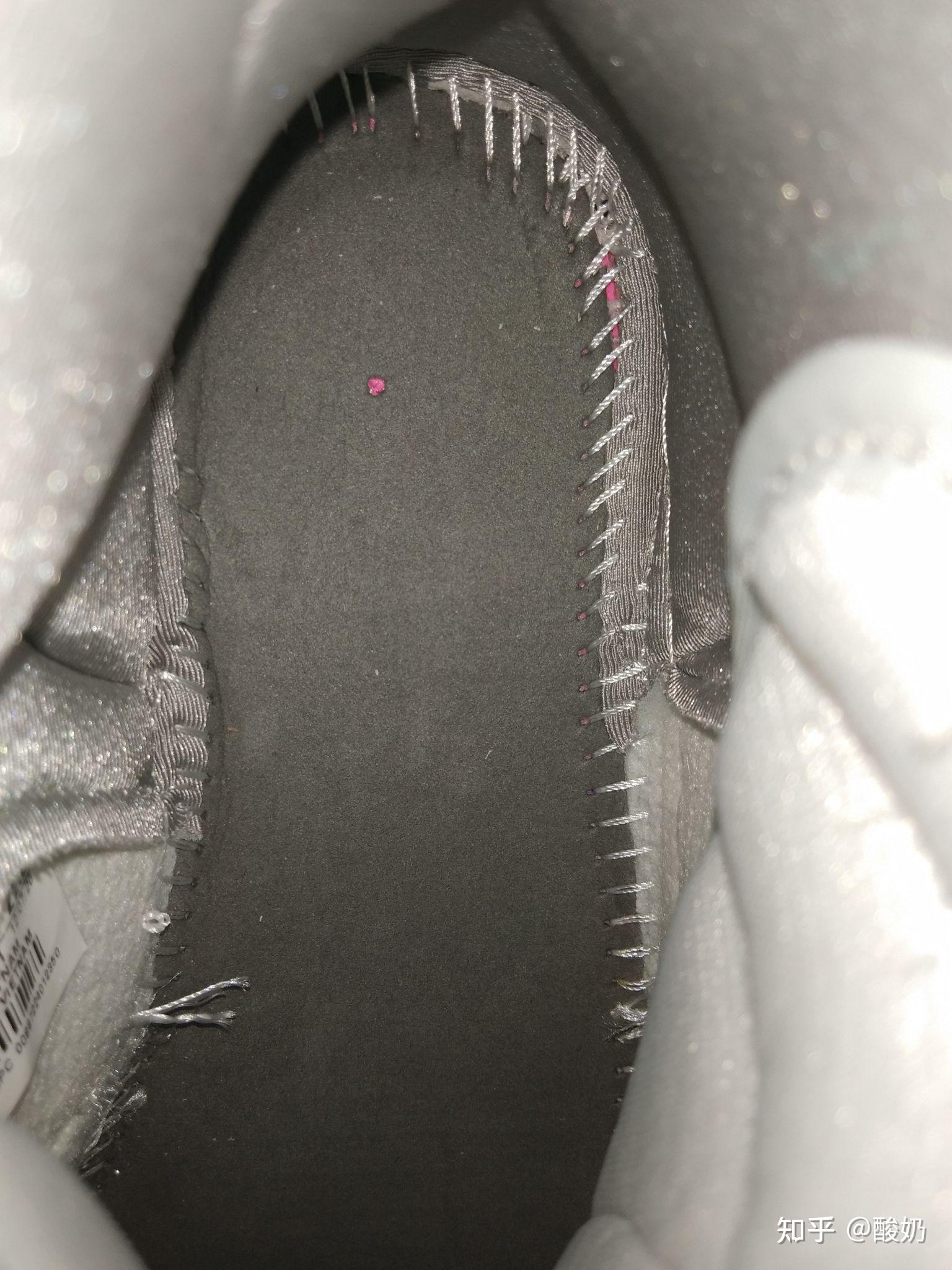 有没有买了香芋紫aj的朋友呀请问鞋垫是有背胶的嘛